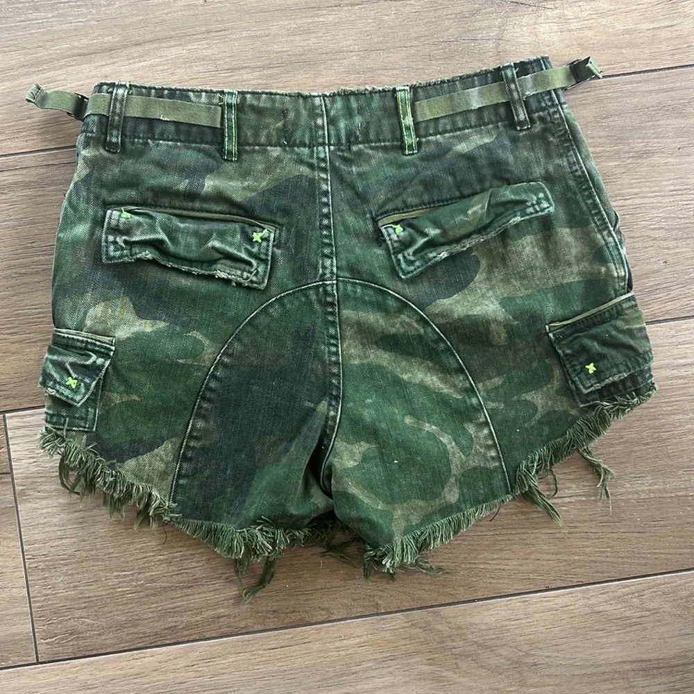 ✨HP✨WE THE FREE / FREE PEOPLE Women's Commander Cutoff Camo Shorts Green…